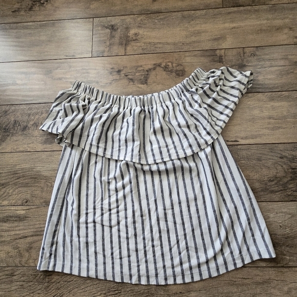 Suzy Shier Tops - Banana Republic Striped Grey And White Small Top. Great Summer Top.